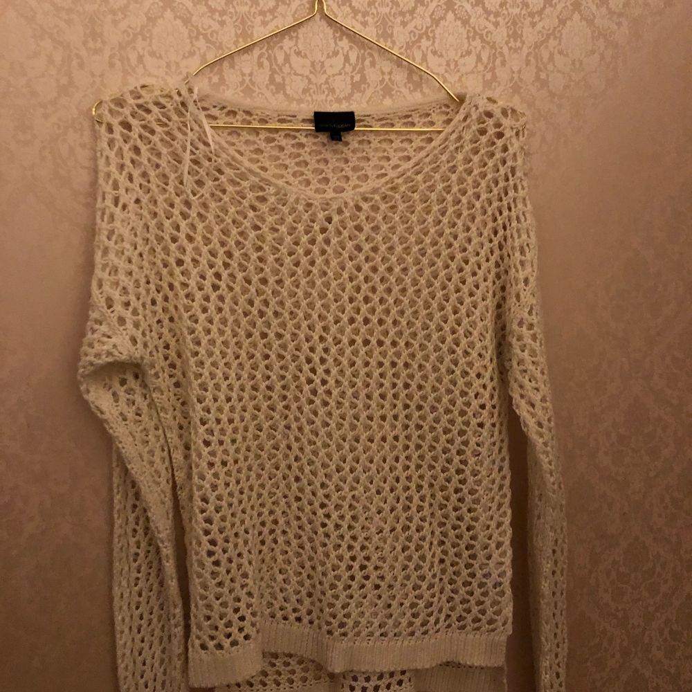 A Beige vintage top with holes in it that you can have over a short sleeve top or anything, it’s very comfortable and runs big, it’s in good condition and has no flaws. It’s from lindex from the kids section but the don’t sale it anymore.. Tröjor & Koftor.