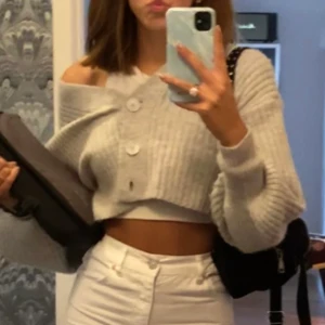 Grå kofta - Super mysig grå kofta ifrån ginatricot i superbra skick. Köparen står för frakten ❤️💕