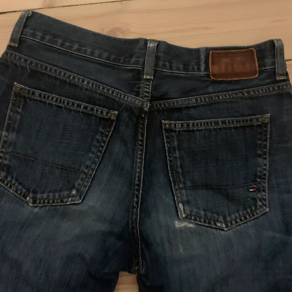 Vintage Tommy Hilfiger jeans.                                  Jag brukar ha dom lågmidjat och dom e ca 5-10cm för långa för mig. Ja bär normalt 27 eller 26 i midjan o är 166. (Tror dom kan passa flera storlekar dock, är lite baggy på mig). Lägg ett bud☺️. Jeans & Byxor.