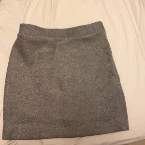 Kjol storlek xs/s - Köpte en kjol förra året för 900kr men tyvärr blev för liten så Hann aldrig använda den! Men den är jätte fin till sommaren och passar till mycket! Söker kjolen för 250 priset kan diskuteras!