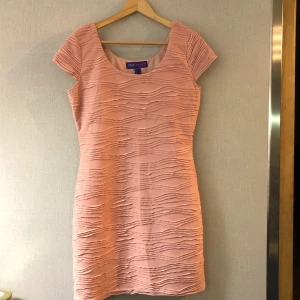 Rosa klänning från VIVA CANDY - Rosa klänning   Varumärke : VIVA CANDY Storlek : EUR 38 / US 6 