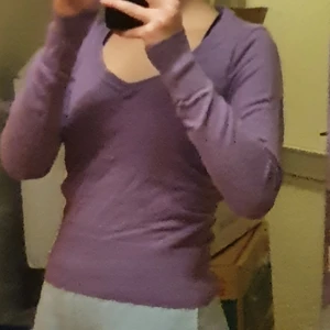 Fitted tröja:) - En jättefin fitted lila tröja! I storlek XS/S, skulle vara jättefint med low rise jeans:) (buda gärna<3)