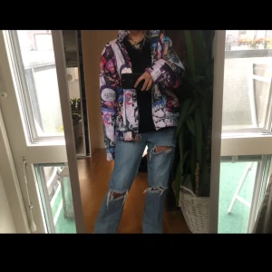 Jeans med hål - Super snygga jeans med hål i köpta från Missguided, knappt använda! Skriv för fler bilder!