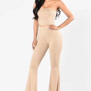 FashionNova set - Set från FashionNova med flare pants / yogapants och en tubtopp. Aldrig använda. Lagom stretch, skönt material. Passar S och M. Köpare står för frakt💕