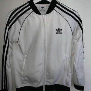 Adidas kofta - Kofta från Adidas. Storlek 152/158, motsvarar en S/M i vuxenstorlek. Unisex