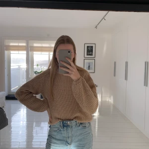 Stickat tröja från Gina Tricot, st: XS/S - Fin stickad tröja från Gina Tricot. Passar storlekarna Xs och S. Frakt ingår ej i priset. Buda i kommentarsfältet 🌸☕️