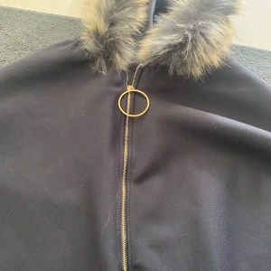 Oanvänd svart poncho - En  poncho som är oanvänd. Säljer pga storlek, kontakta för fler bilder eller/och frågor. Köp gärna