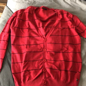 Randig cardigan  - Säljer den a superfina röda cardigan. Den är oanvänd och är i toppenskick❤️