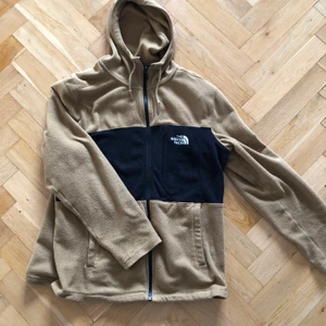 Oversize the north face fleece  - Har fått sy lite. Syns knappt, man ser det på sista bilden. 