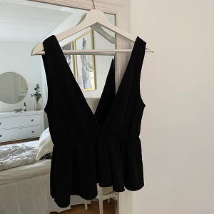 Festtopp  - Perfekt festtopp från Nelly. Enbart använd 1 gång🖤 för bild med toppen på skriv privat! 