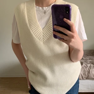 Stickad Väst - Jätte fin stickad väst, använd få gånger. Storlek XS men oversized. Andra bilden är lånad💗 Köparen står för frakt, kontakta privat vid intresse☺️
