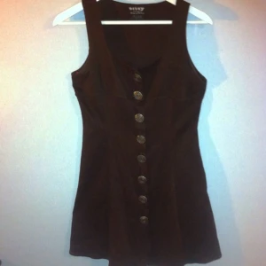  - Kort vintage-klännig i mocha-imitation med stora silverknappar. 