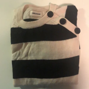 Zadig tröja - Superfin Zadig tröja använd fåtal gånger! Bud ligger på 220 , direkt affär 300kr exklusive frakt