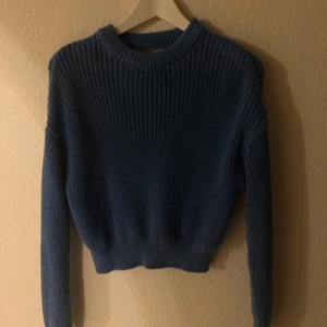 Stickad tröja - Blå stickad tröja från PULL&BEAR. Storlek S. Fint skick. Köparen står för frakt.