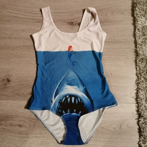 Baddräkt disney  - Världens coolaste baddräkt med disney (little mermaid). Passar en small. Går även att använda som body/topp. 