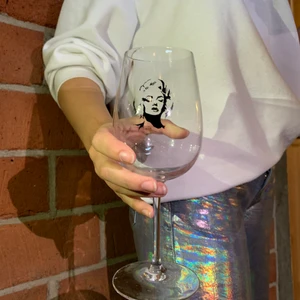 Designeglas  - Snygga designglas i egendesignat tryck! Säljs i 2pack och fungerar perfekt för såväl frukosten som middagsbjudningen ✨🥂🍷