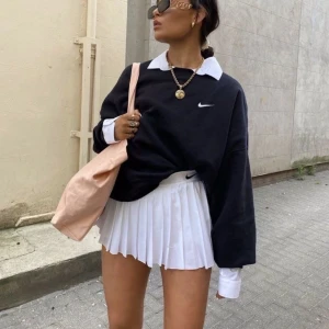 Nike sweatshirt  - Lånade bilder! Säljer min Nike sweatshirt, köpt på killavdelningen strl M så den sitter fint och lite oversized på mig som vanligtvis har 36. Nypris ligger på ca 800kr. Bud på 400