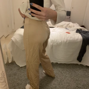 Kostymbyxor  - Super fina biega byxor med dragkedja på sidan! Super sköna helt oanvända! 