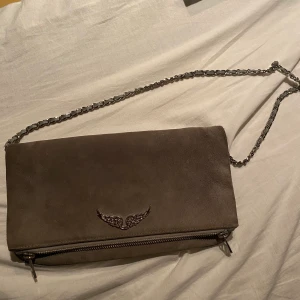 Zadig & Voltaire väska  - Grå Zadig väska i mycket fint skick. 