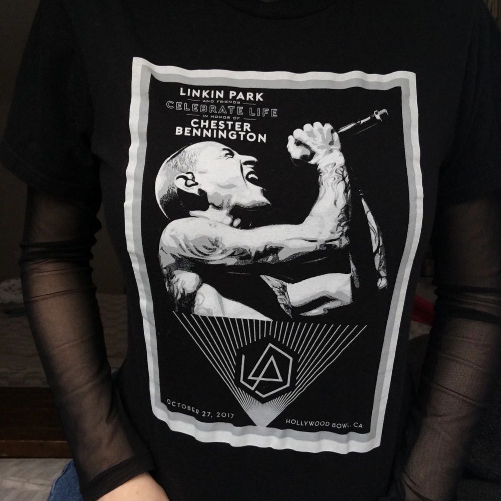 Denna T-shirt är för alla linkin park fans. limited edition tshirt från 2017, helt slut överallt. Med storlek S köptes denna från deras officiella hemsida, för att fira livet efter sångaren Chester Benningtons död. Paketpris vid köp av flera LP plagg!. T-shirts.