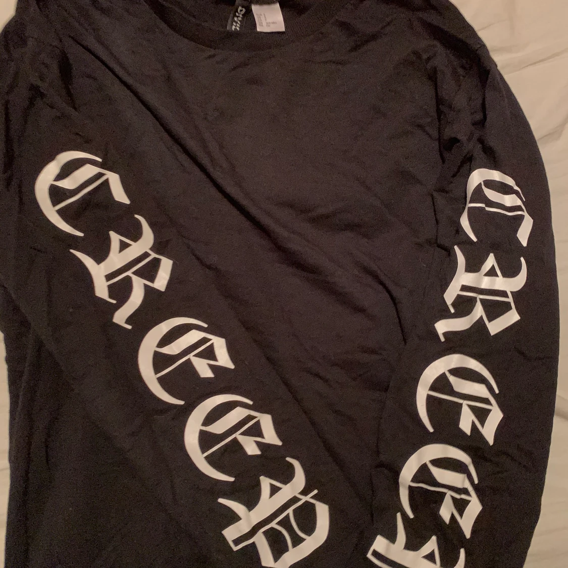 Svart tröja med text - 90