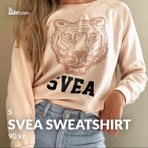 Svea sweatshirt  - Jätte fin skick o nästan oanvänd populär Svea Tröja. Underbar rosa färg o en fin passform