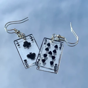 örhängen - egengjorda örhängen i form av kort från en kortlek och svampbob inspirerande blommor i orange. blommorna kostar 40kr och korten 50kr (inklusive frakt). ❗️INTE NICKELFRIA❗️ om du har några frågor är det bara att fråga på:)