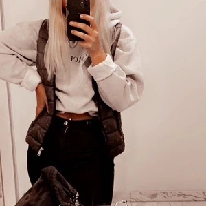 Väst - Sitter tajt och fint när man vill knäppa den. Kommer med en luva som är borttagen men är dragkedja på den så om det önskas så kan du sätta på den igen!