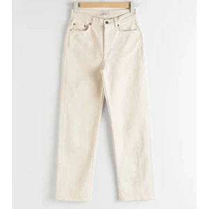 Benvita jeans - Snygga benvita jeans i 100% bomull från & Other Stories. Säljer pga att dem ej passar mig☹️ använd endast ett fåtal gånger! Köpta för 690kr. OBS! Ganska små i storlek.. så är mer som en 24/25.