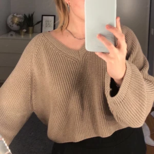 Stickad tröja - Bra skick, bara testat få gånger och lappen sitter kvar på tröjan. Hör av er för mer bilder och priset. Köpt för 499kr. Köparen står för frakten💞