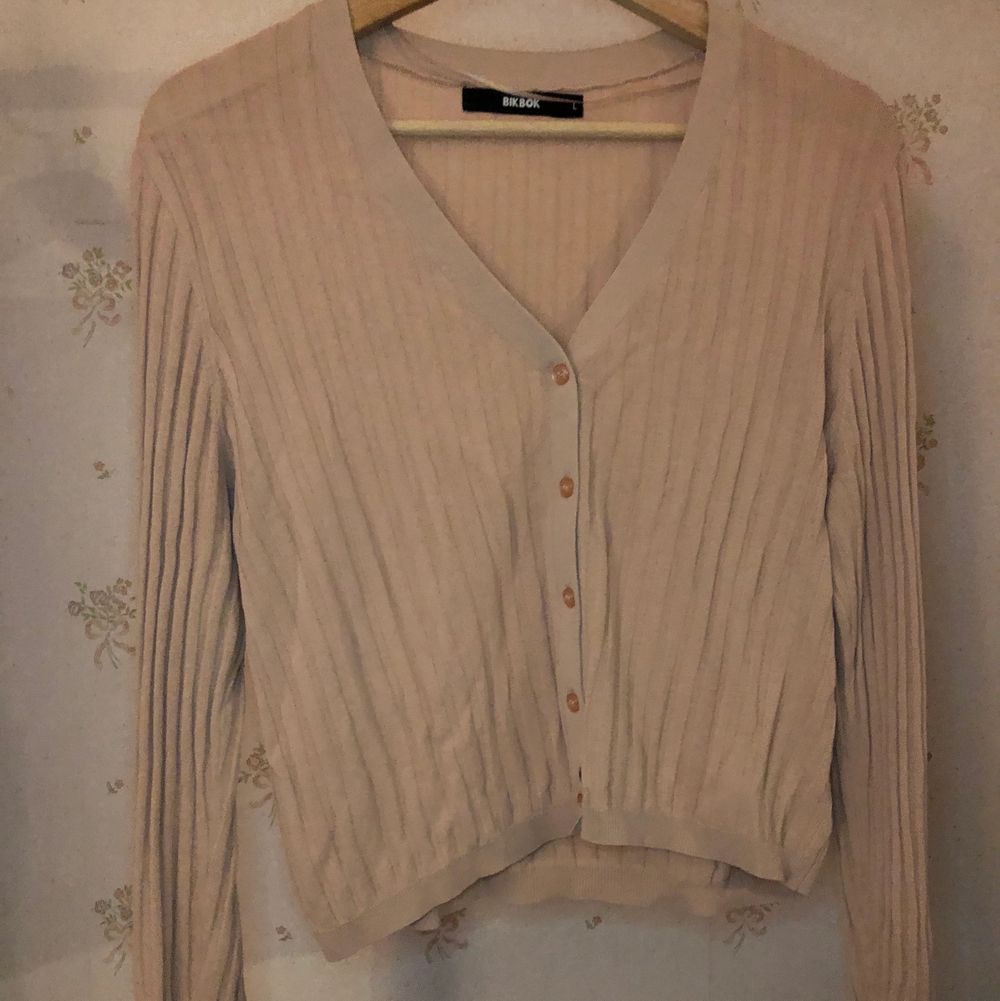 Superfin beige lite rosa tröja från bikbok endast testad säljs då den inte riktigt är min stil, den är lite tunnare i materialet men i bra skick☺️,frakt tillkommer och kan hämtas upp🥰. Tröjor & Koftor.