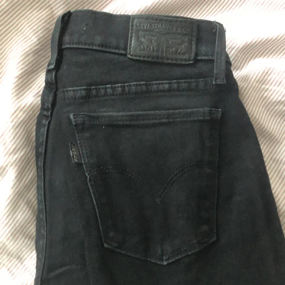 Ett par svarta tighta Levi’s jeans i storlek 25/32. Säljer då dem inte används. Köpare står för frakt😝. Jeans & Byxor.