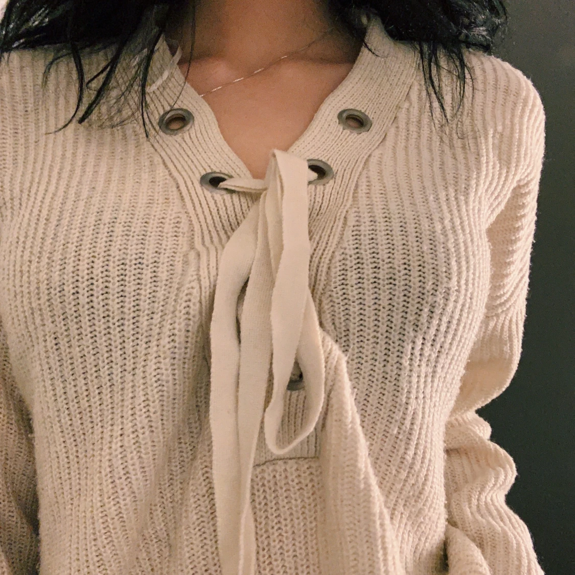 Stickad tröja med snörning - 90