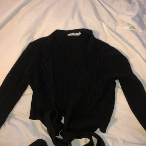 Stickad tröja NAKD - Säljer min stickade tröja från nakd då den ej kommer till användning längre. Den är i storlek M och visar inga tecken på användning. Nypris 420kr, jag säljer för 200 eller bud. 