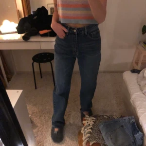 Jeans  - Intressekoll på dessa jättesnygga raka jeansen ifrån shein! Fick hem de idag och insåg att de tyvärr var en aning för stora, sitter dock jättesnyggt baggy✨ passar perfekt för oss med långa ben (jag är 1.76)😎 bara att skriva vid frågor! + frakt