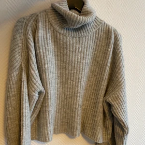 Mysig stickad tröja - Varm och mysig stickad tröja🥰 I storlek L men sitter snyggt oversizad på mig som har S/M🤎🤎