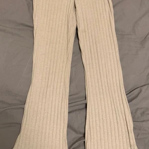 Ribbad bootcut byxa från Gina, storlek xs - Dessa är tyvärr för små, därför säljer jag dom. Byxorna är i en fin beige färg, med en slits nertill. Storlek xs, fint skick. Knappt använda. Pris kan diskuteras!