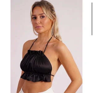 Söker!! - Söker de här 2 topparna från obsession Stockholm. De är helt slut på deras sida. Jag har stl XS/S 🖤🤍 