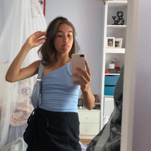 Blåa one shoulder topp - En fin Blåa one shoulder topp till salu!! Väldigt fin men kommer inte til användning, lite sommarshopping i förväg kan alltid vara bra!!😁🦋🦋Passar S!