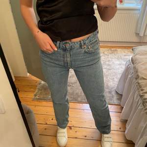 Skitanygga jeans som är raka och går långt ned. Mycket bra skick då dem inte är alls mycket använda! Skriv till mig vid intresse