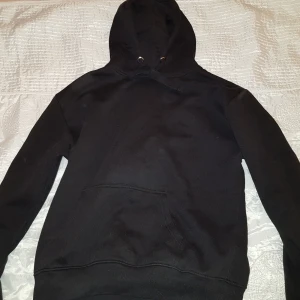 Svart hoodie - Svart hoodie, bra längd. Välanvänd.