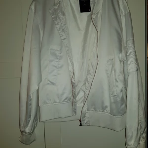 Väldigt fin jacka! - En tunn jacka som man kan ha inomhus. Aldrig använd. Kedjorna ovh detaljerna har en roséguldig färg, jackan har även fickor.