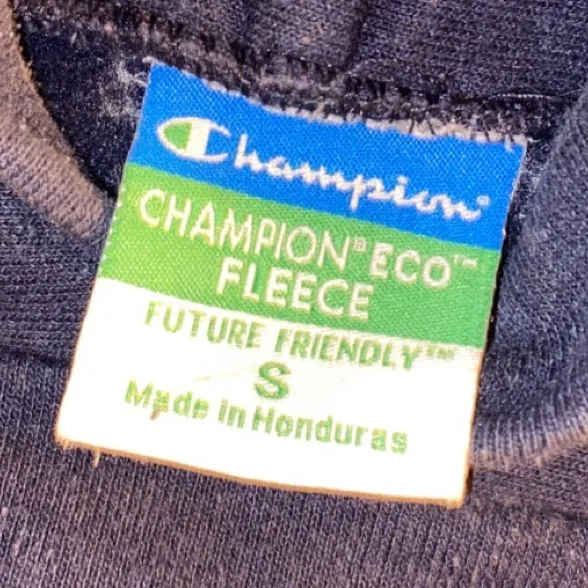 Vintage champion tröja i storlek S.köpte på second hand för lite mer än ett år sedan .skriv ett bud💗. Hoodies.