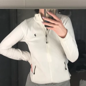 Fleecetröja - Fin fleecetröja från peak performance i fint skick, köpt för 400❤️ 250kr inklusive frakt!!
