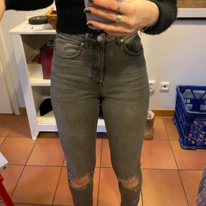 Jeans - Säljer dessa snygga jeans ifrån Gina Tricot. Använd ett fåtal gånger. Köparen står för frakt💕