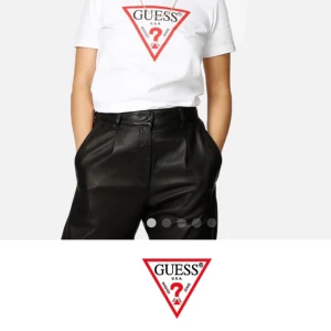 Vit Guess T-shirt  - Stl M, har även en i svart i Stl M. Båda är helt nya, aldrig använda. 