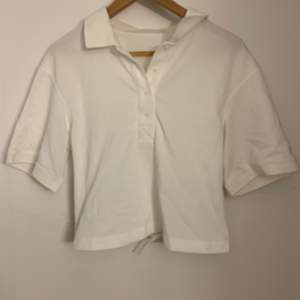 Jätten fin croppad kortärmad skjorta med öppen rygg. Super fin till sommaren eller under en tjocktröja💞