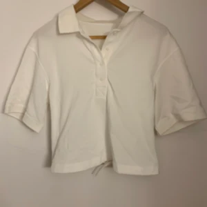 CROPPAD SKJORTA MED ÖPPEN RYGG - Jätten fin croppad kortärmad skjorta med öppen rygg. Super fin till sommaren eller under en tjocktröja💞