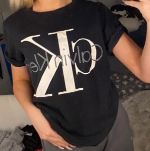 Calvin Klein T-shirt - Skitfin svart Calvin Klein tisha ❤️❤️❤️älskar men har ingen användning🥺🤩🥰 79kr+ frakt! M men passar xs-m