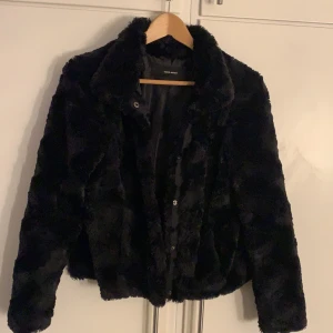 Fejk päls jacka - Fejk päls jacka från Vero Moda, använd fåtalet gånger. Frakt ingår inte i priset! ☺️